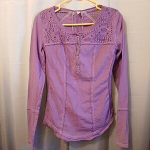 FREE PEOPLE Gold Coast Henley T-shirt Top S Violet Scoop neck Lace trim blouse